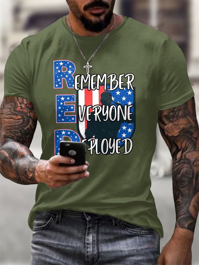 Men's On Friday We Wear Red Remember Everyone Deployed Print short-sleeved T-shirt